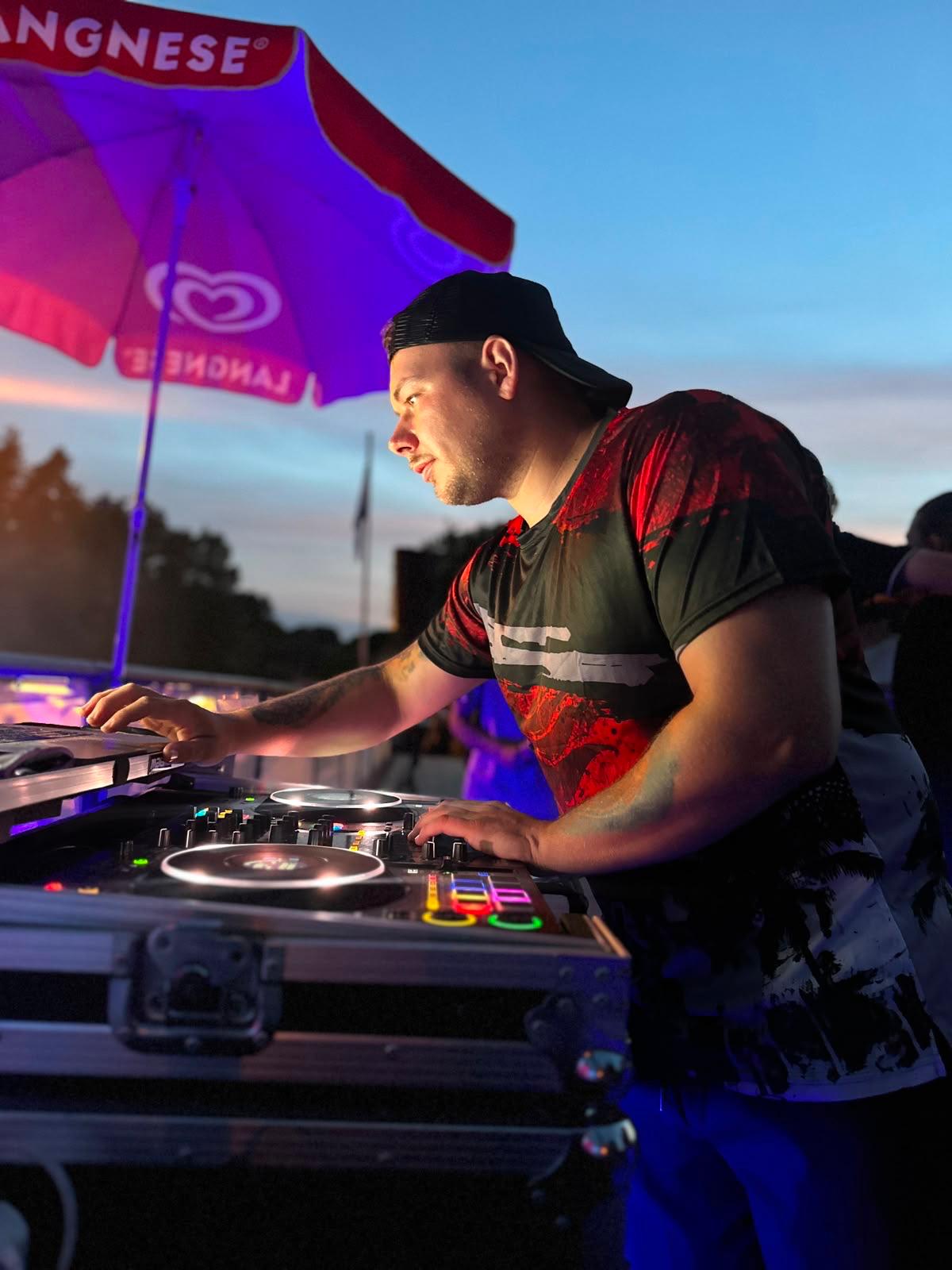 DJ am Pool bei Nacht