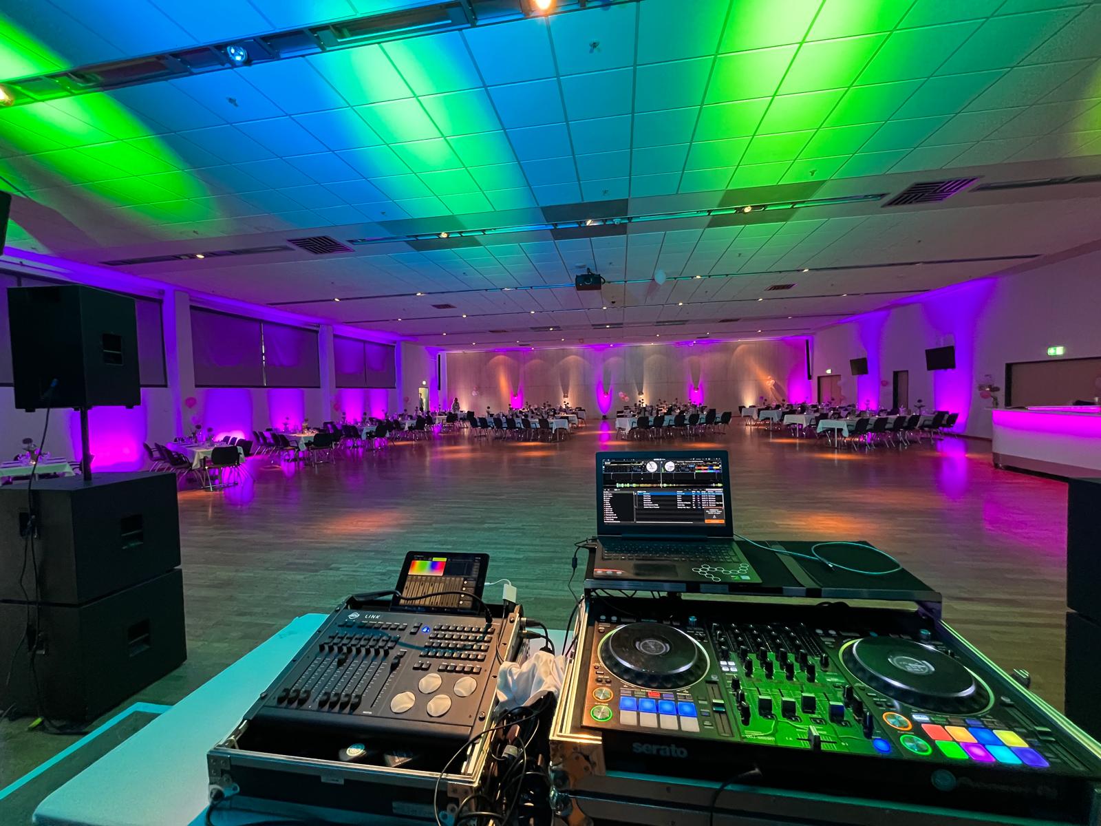 DJ Pult in Festsaal mit Lichtshow