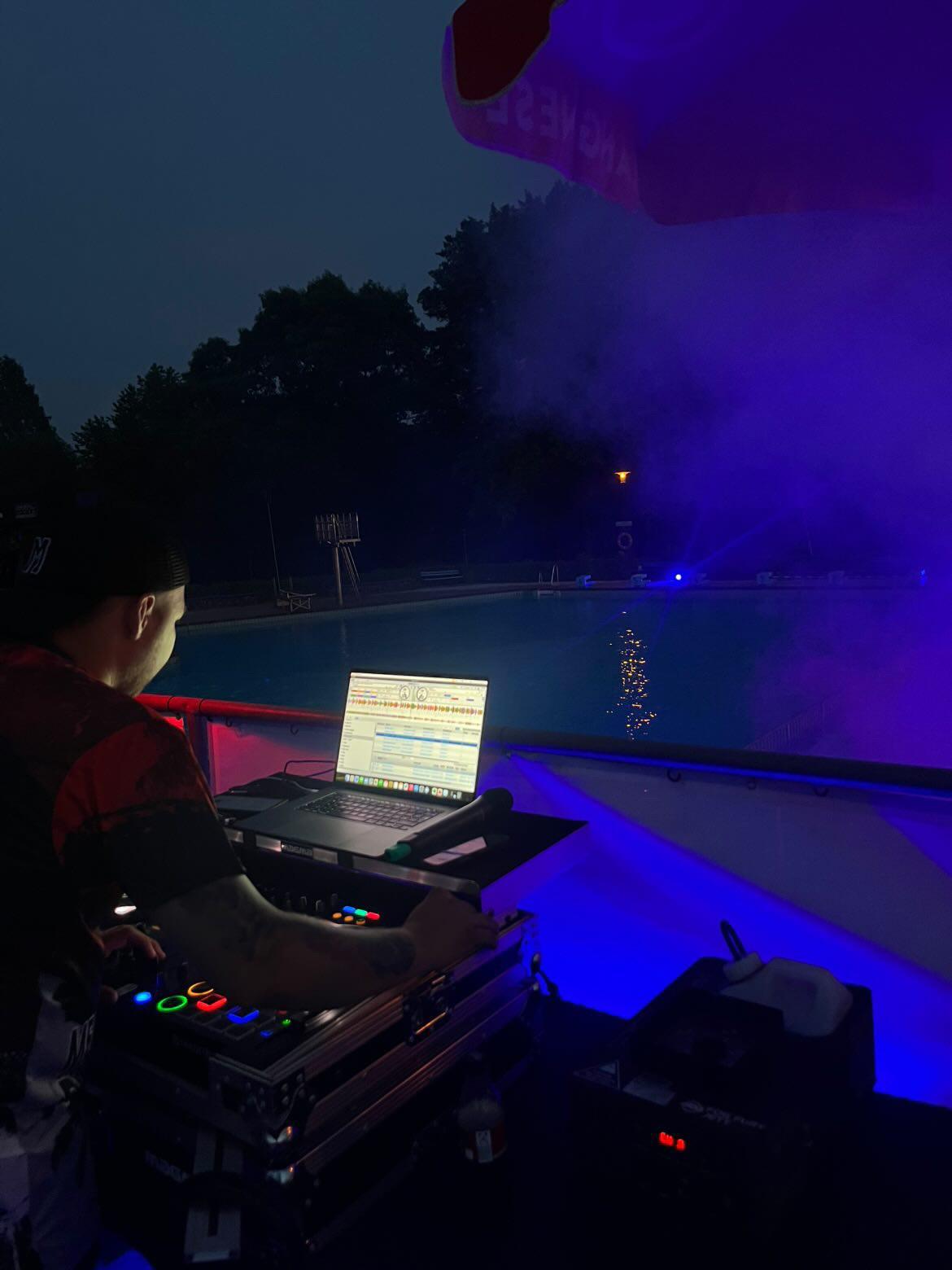 DJ live am Pult